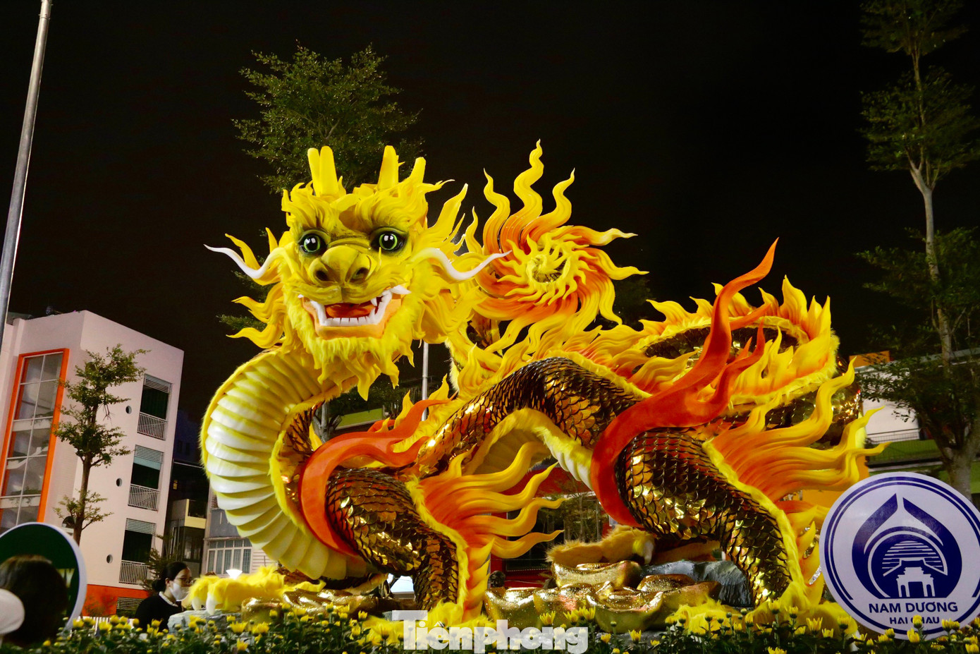 Tại công viên Nam Dương đường Nguyễn Văn Linh (quận Hải Châu), linh vật rồng đến từ nghệ nhân Quảng Trị cũng đang nhận được chú ý từ người nhiều người bởi vẻ đẹp và sự dũng mãnh của nó. Tại công viên Nam Dương đường Nguyễn Văn Linh (quận Hải Châu), linh vật rồng đến từ nghệ nhân Quảng Trị cũng đang nhận được chú ý từ người nhiều người bởi vẻ đẹp và sự dũng mãnh của nó.