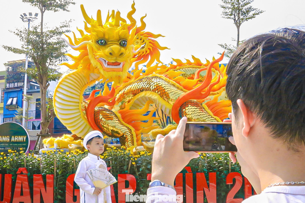 Anh Vũ Nhật Anh (trú phường Hòa An, quận Cẩm Lệ) cho biết, linh vật rồng ở Đà Nẵng năm nay rất đẹp và ấn tượng. “Dạo quanh một vòng tôi thấy các linh vật rồng ở Đà Nẵng được làm kỹ xảo và uy nghi. Con tôi rất thích nên từ sáng sớm phải chở đi xem, chụp hình để lưu giữ kỉ niệm”, anh Anh nói. Anh Vũ Nhật Anh (trú phường Hòa An, quận Cẩm Lệ) cho biết, linh vật rồng ở Đà Nẵng năm nay rất đẹp và ấn tượng. “Dạo quanh một vòng tôi thấy các linh vật rồng ở Đà Nẵng được làm kỹ xảo và uy nghi. Con tôi rất thích nên từ sáng sớm phải chở đi xem, chụp hình để lưu giữ kỉ niệm”, anh Anh nói.