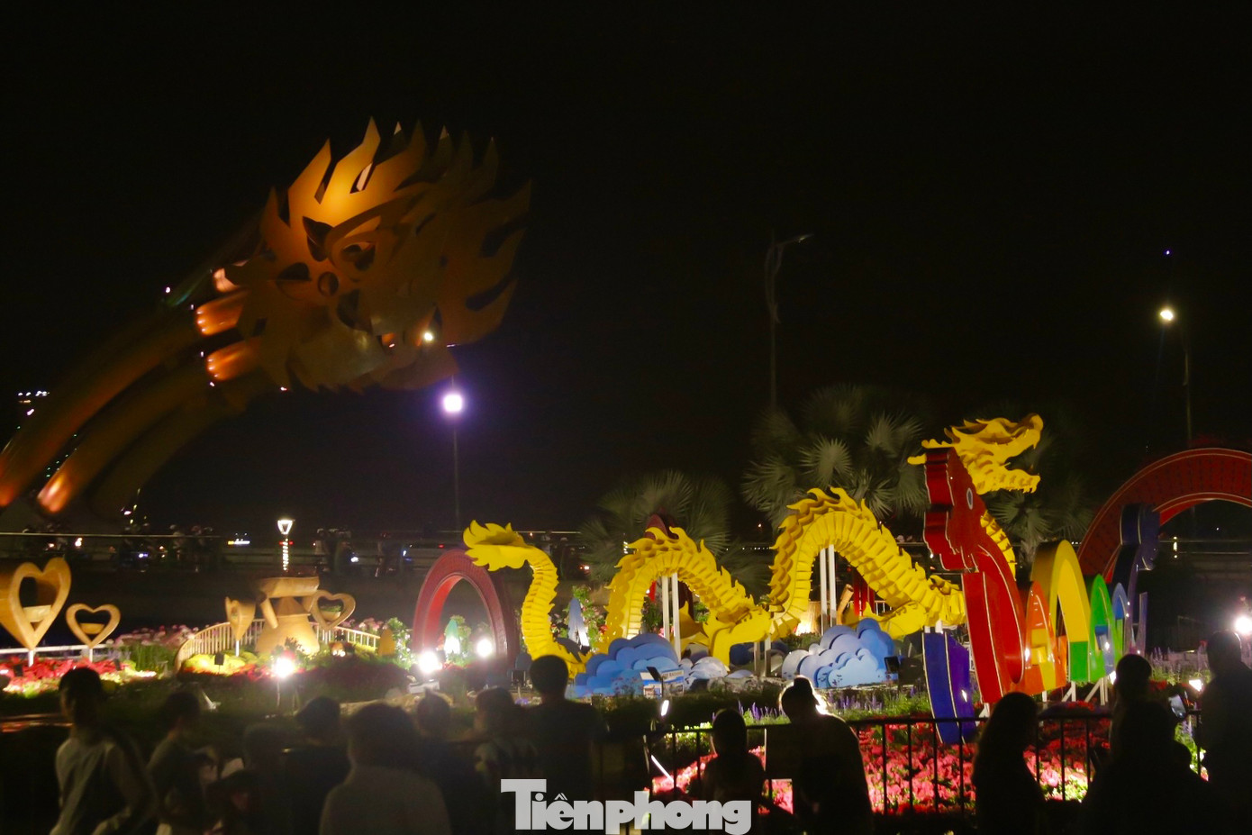 Người dân nô nức đến xem và tranh thủ chụp hình trước Tết làm kỷ niệm. Người dân nô nức đến xem và tranh thủ chụp hình trước Tết làm kỷ niệm.