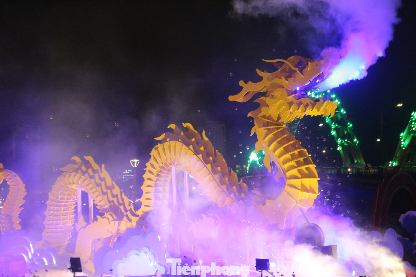 Linh vật rồng được kết hợp các hiệu ứng phun khói, lửa và bong bóng trong khuôn viên đường hoa Tết thu hút người xem. Linh vật rồng được kết hợp các hiệu ứng phun khói, lửa và bong bóng trong khuôn viên đường hoa Tết thu hút người xem.