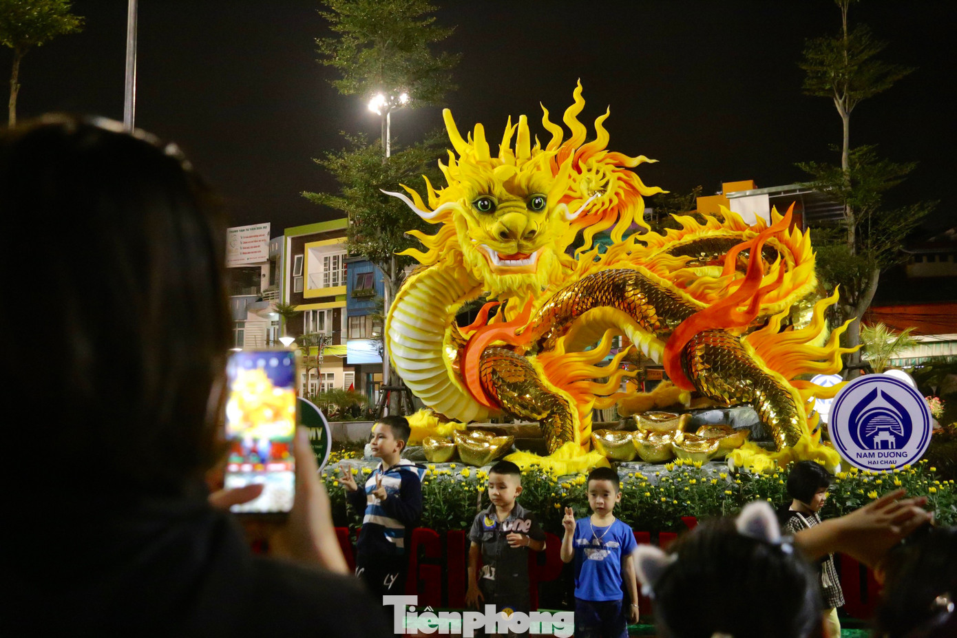 Vị trí công viên Nam Dương gần khu vực Cầu Rồng và đường hoa Tết nên cũng thuận tiện cho nhiều người đến xem và check-in với linh vật rồng độc đáo này. Vị trí công viên Nam Dương gần khu vực Cầu Rồng và đường hoa Tết nên cũng thuận tiện cho nhiều người đến xem và check-in với linh vật rồng độc đáo này.