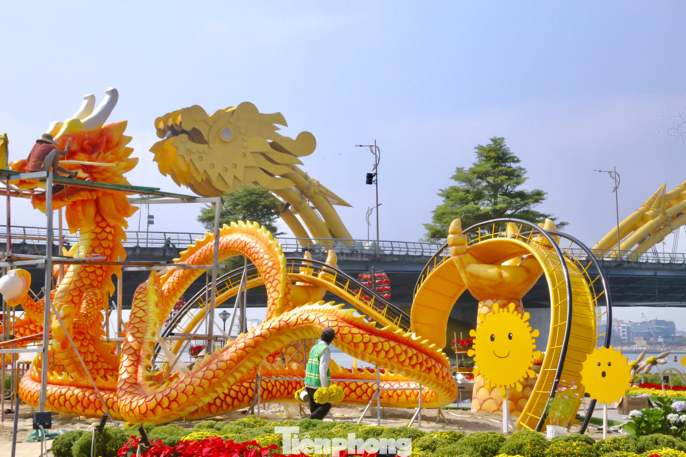 Công nhân đang gấp rút hoàn thiện linh vật rồng để phục vụ người dân và du khách trong dịp Tết Giáp Thìn 2024. Công nhân đang gấp rút hoàn thiện linh vật rồng để phục vụ người dân và du khách trong dịp Tết Giáp Thìn 2024.