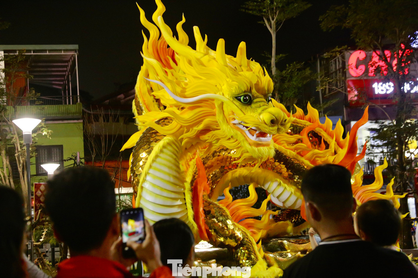 Vị trí công viên Nam Dương gần khu vực Cầu Rồng và đường hoa Tết nên cũng thuận tiện cho nhiều người đến xem và check-in với linh vật rồng độc đáo này. Vị trí công viên Nam Dương gần khu vực Cầu Rồng và đường hoa Tết nên cũng thuận tiện cho nhiều người đến xem và check-in với linh vật rồng độc đáo này.