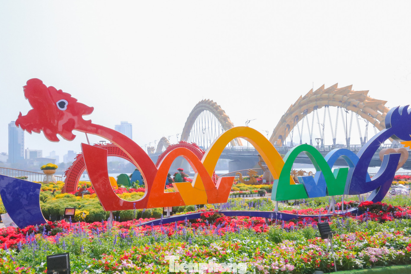 Dù đang trong quá trình hoàn thiện những công đoạn cuối cùng nhưng các linh vật rồng vẫn hút ánh nhìn từ người đi đường. Dù đang trong quá trình hoàn thiện những công đoạn cuối cùng nhưng các linh vật rồng vẫn hút ánh nhìn từ người đi đường.