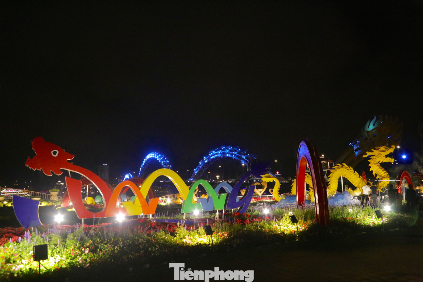 Vào ban đêm, các linh vật rồng quanh cầu Rồng lại càng thêm lung linh, huyền ảo bởi những ánh đèn. Vào ban đêm, các linh vật rồng quanh cầu Rồng lại càng thêm lung linh, huyền ảo bởi những ánh đèn.