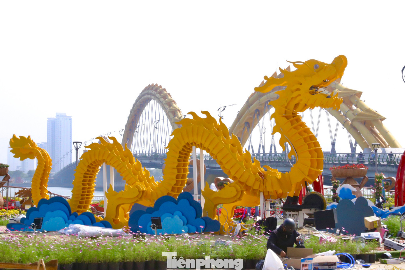 Công nhân đang gấp rút hoàn thiện linh vật rồng để phục vụ người dân và du khách trong dịp Tết Giáp Thìn 2024. Công nhân đang gấp rút hoàn thiện linh vật rồng để phục vụ người dân và du khách trong dịp Tết Giáp Thìn 2024.
