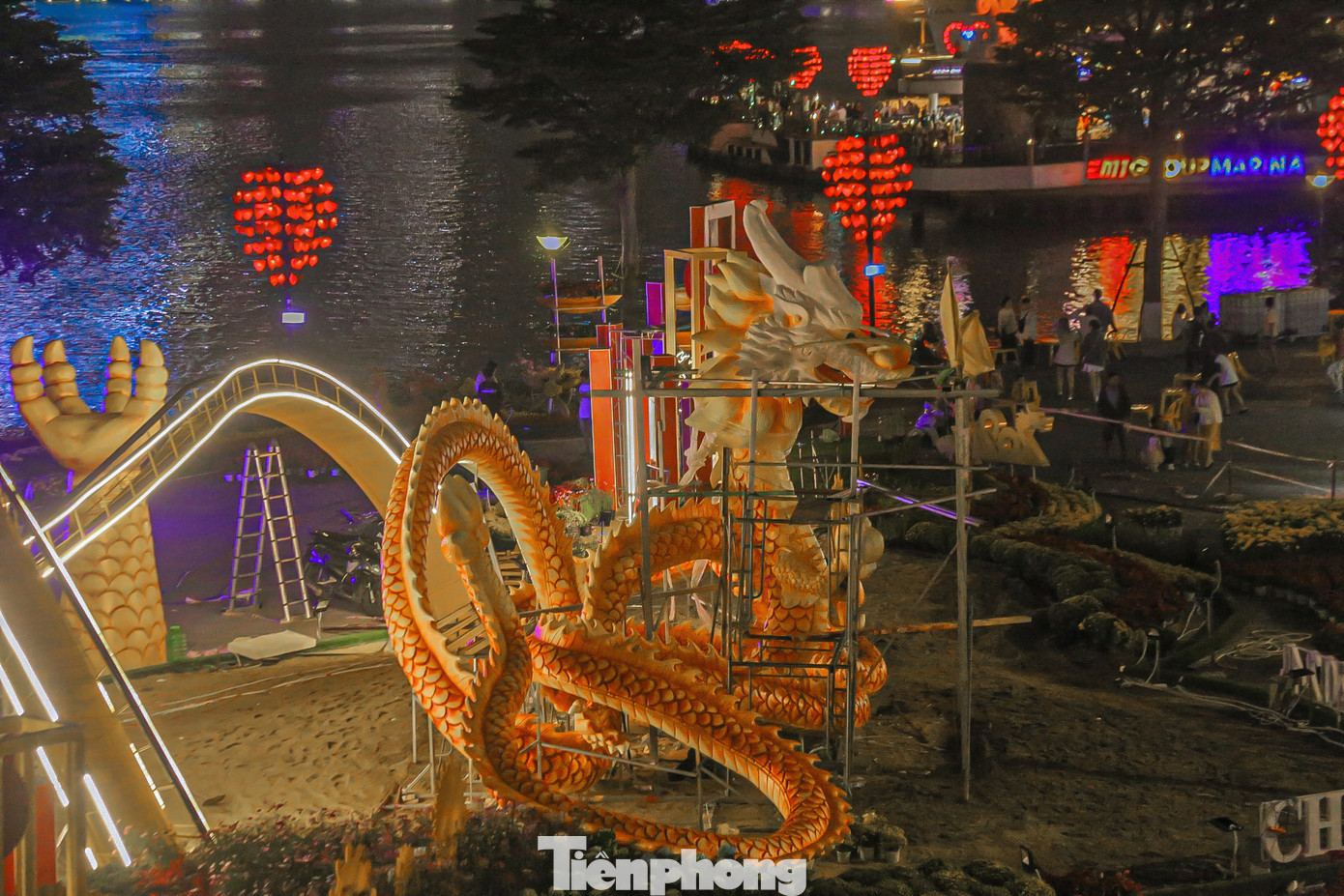 Theo đơn vị thi công đường hoa Tết Đà Nẵng, những linh vật rồng đang trong quá trình hoàn thiện, dự kiến trước 28 âm lịch sẽ hoàn tất và người dân có thể vào tham quan, chụp hình thưởng lãm. Theo đơn vị thi công đường hoa Tết Đà Nẵng, những linh vật rồng đang trong quá trình hoàn thiện, dự kiến trước 28 âm lịch sẽ hoàn tất và người dân có thể vào tham quan, chụp hình thưởng lãm.