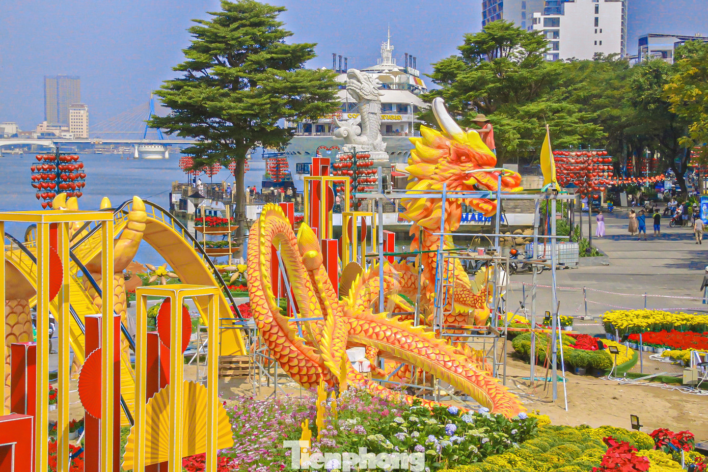 Những ngày này, đi ngang qua cầu Rồng trên đường Bạch Đằng, Trần Hưng Đạo người dân không khỏi trầm trồ trước vẻ đẹp và độ hoành tráng của những linh vật rồng ở Đà Nẵng năm nay. Những ngày này, đi ngang qua cầu Rồng trên đường Bạch Đằng, Trần Hưng Đạo người dân không khỏi trầm trồ trước vẻ đẹp và độ hoành tráng của những linh vật rồng ở Đà Nẵng năm nay.