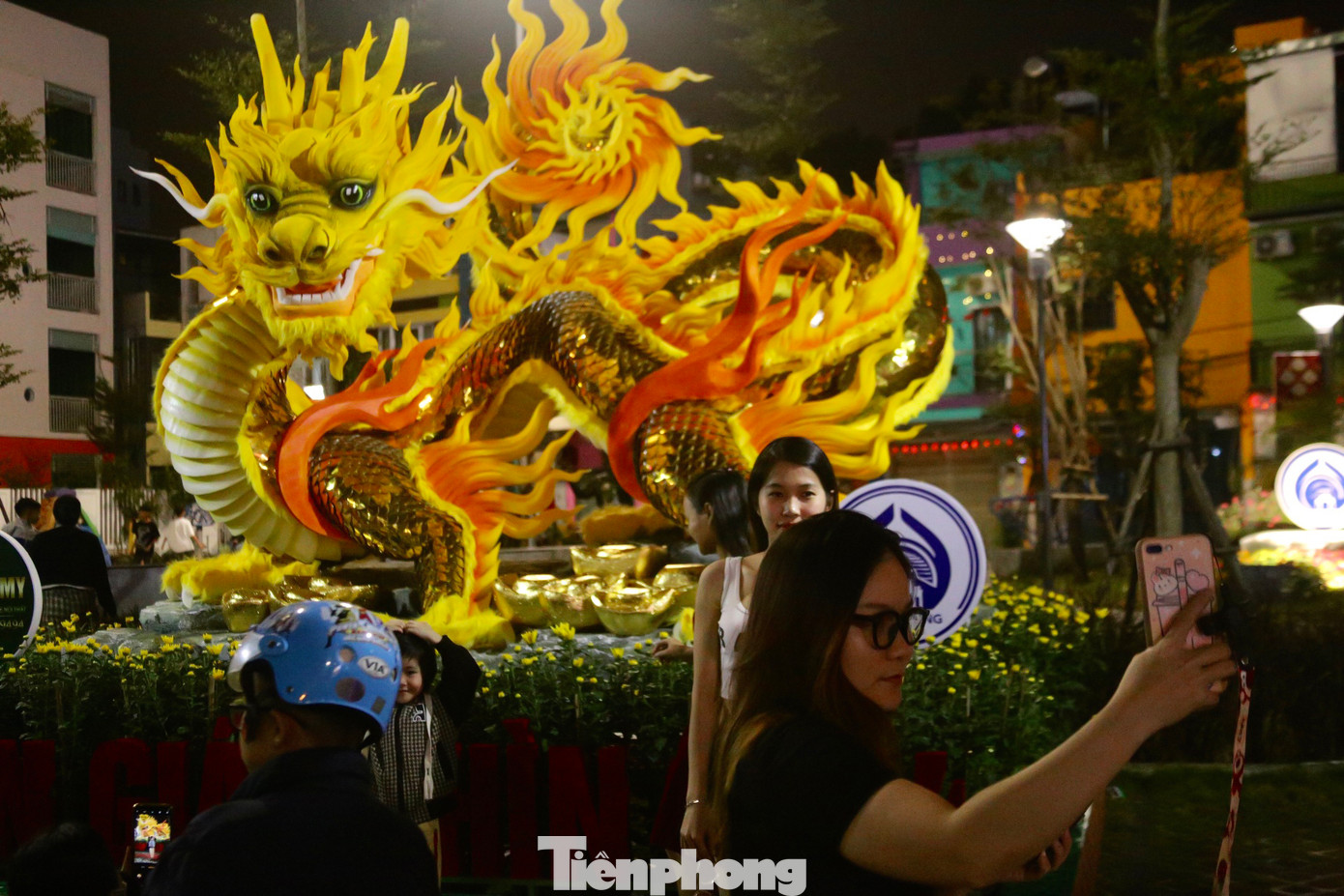 Vị trí công viên Nam Dương gần khu vực Cầu Rồng và đường hoa Tết nên cũng thuận tiện cho nhiều người đến xem và check-in với linh vật rồng độc đáo này. Vị trí công viên Nam Dương gần khu vực Cầu Rồng và đường hoa Tết nên cũng thuận tiện cho nhiều người đến xem và check-in với linh vật rồng độc đáo này.