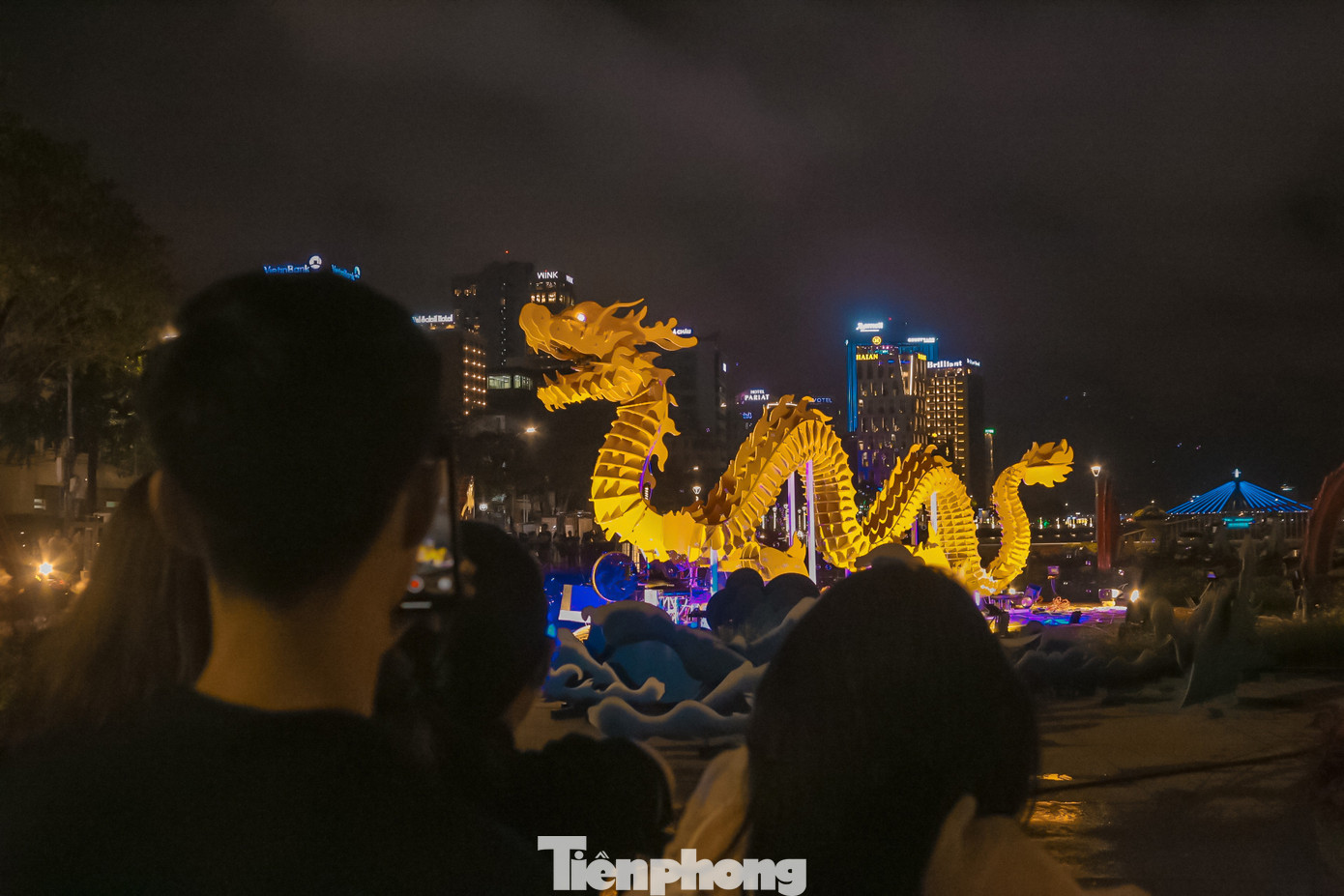 Người dân nô nức đến xem và tranh thủ chụp hình trước Tết làm kỷ niệm. Người dân nô nức đến xem và tranh thủ chụp hình trước Tết làm kỷ niệm.