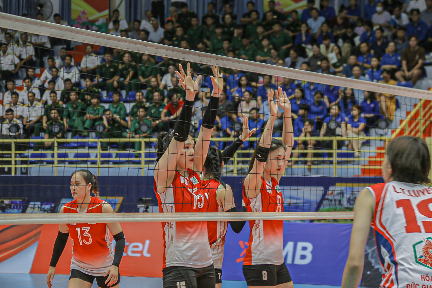 Hai đội Binh chủng Thông tin liên lạc - Trường Tươi Bình Phước và Hóa chất Đức Giang - Lào Cai thi đấu mở màn đêm khai mạc. Hai đội Binh chủng Thông tin liên lạc - Trường Tươi Bình Phước và Hóa chất Đức Giang - Lào Cai thi đấu mở màn đêm khai mạc.