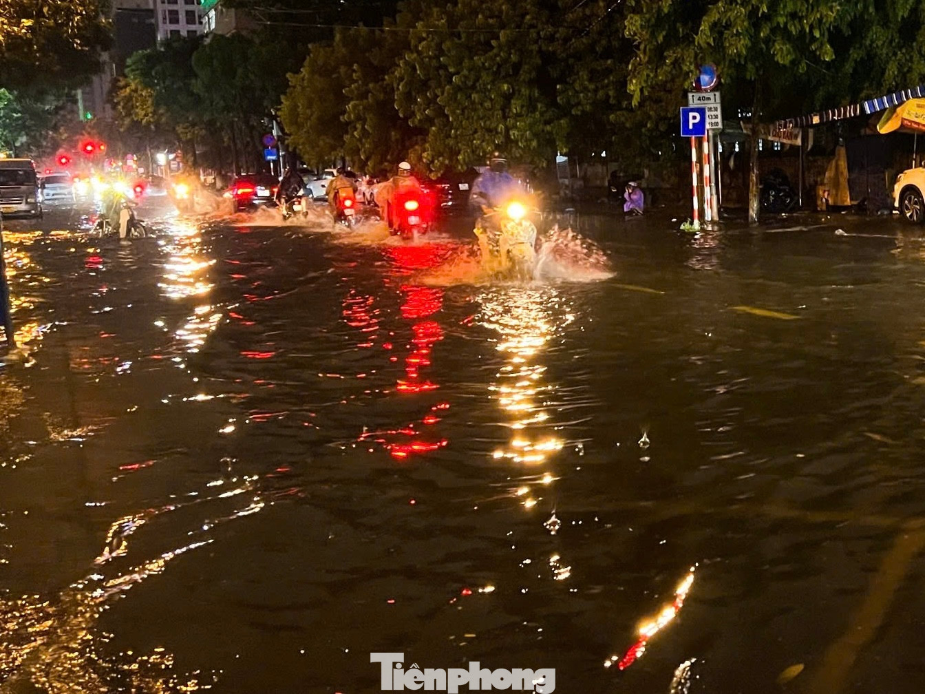 Nhiều tuyến đường trung tâm TP. Đà Nẵng ngập sâu tối 11/6. Ảnh: DQ.