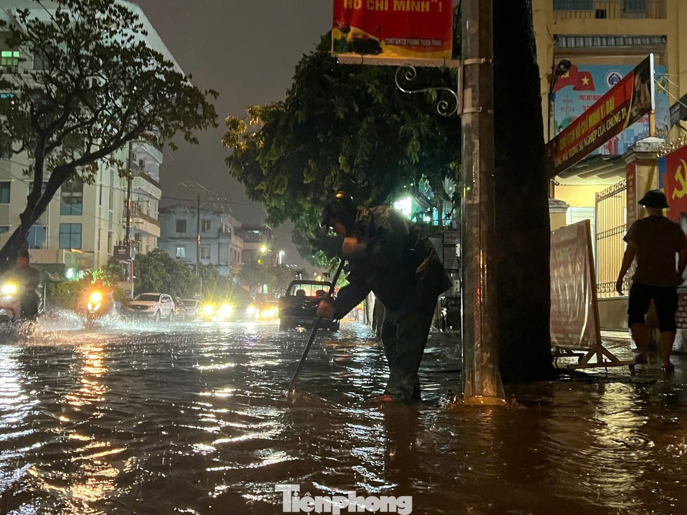 Do ảnh hưởng của hoàn lưu bão số 1 nên từ nay đến ngày 13/6, tại TP Đà Nẵng có mưa to, mưa rất to và dông. Tổng lượng mưa huyện Hòa Vang và quận Cẩm Lệ phổ biến 50-140mm, có nơi trên 180mm; quận Sơn Trà, Ngũ Hành Sơn, Liên Chiểu, Thanh Khê và Hải Châu phổ biến 60-150mm, có nơi trên 200mm; huyện đảo Hoàng Sa 20-40mm, có nơi trên 50mm. Cảnh báo nguy cơ có mưa cục bộ cường suất lớn. Do ảnh hưởng của hoàn lưu bão số 1 nên từ nay đến ngày 13/6, tại TP Đà Nẵng có mưa to, mưa rất to và dông. Tổng lượng mưa huyện Hòa Vang và quận Cẩm Lệ phổ biến 50-140mm, có nơi trên 180mm; quận Sơn Trà, Ngũ Hành Sơn, Liên Chiểu, Thanh Khê và Hải Châu phổ biến 60-150mm, có nơi trên 200mm; huyện đảo Hoàng Sa 20-40mm, có nơi trên 50mm. Cảnh báo nguy cơ có mưa cục bộ cường suất lớn.