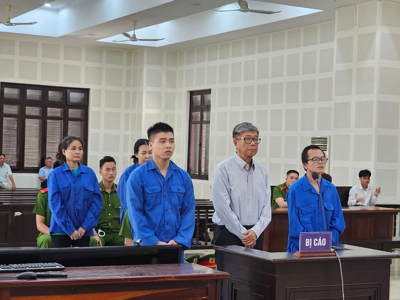 Các bị cáo tại phiên tòa xét xử.