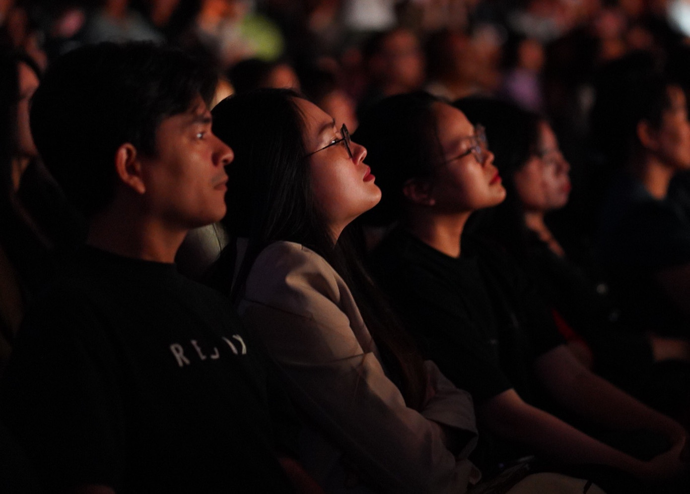 Khán giả chăm chú xem phim Love in Vietnam. Khán giả chăm chú xem phim Love in Vietnam.