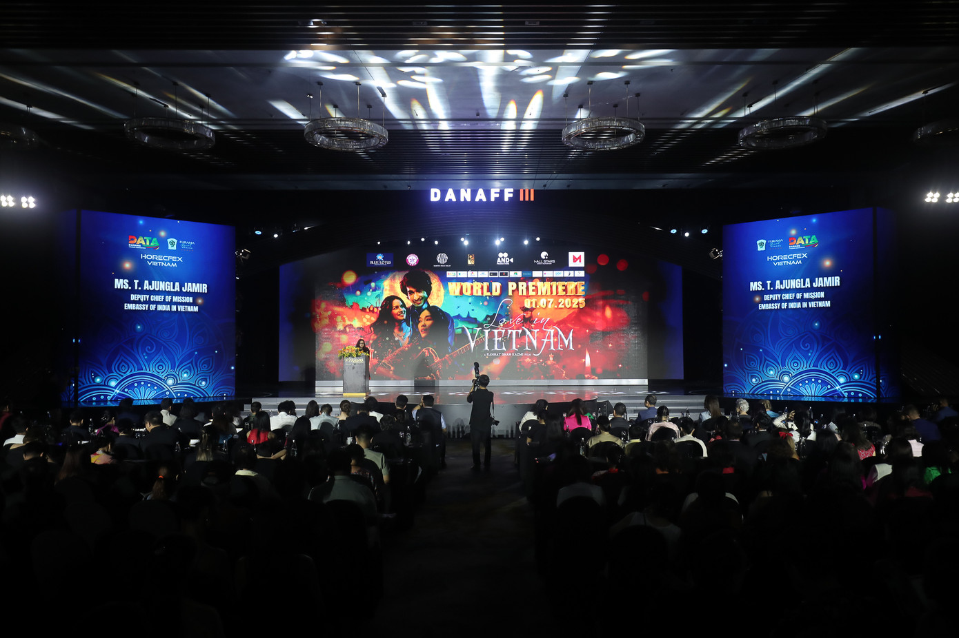 Buổi công chiếu phim thu hút đông đảo khách mời, khán giả đến tham dự. Buổi công chiếu phim thu hút đông đảo khách mời, khán giả đến tham dự.