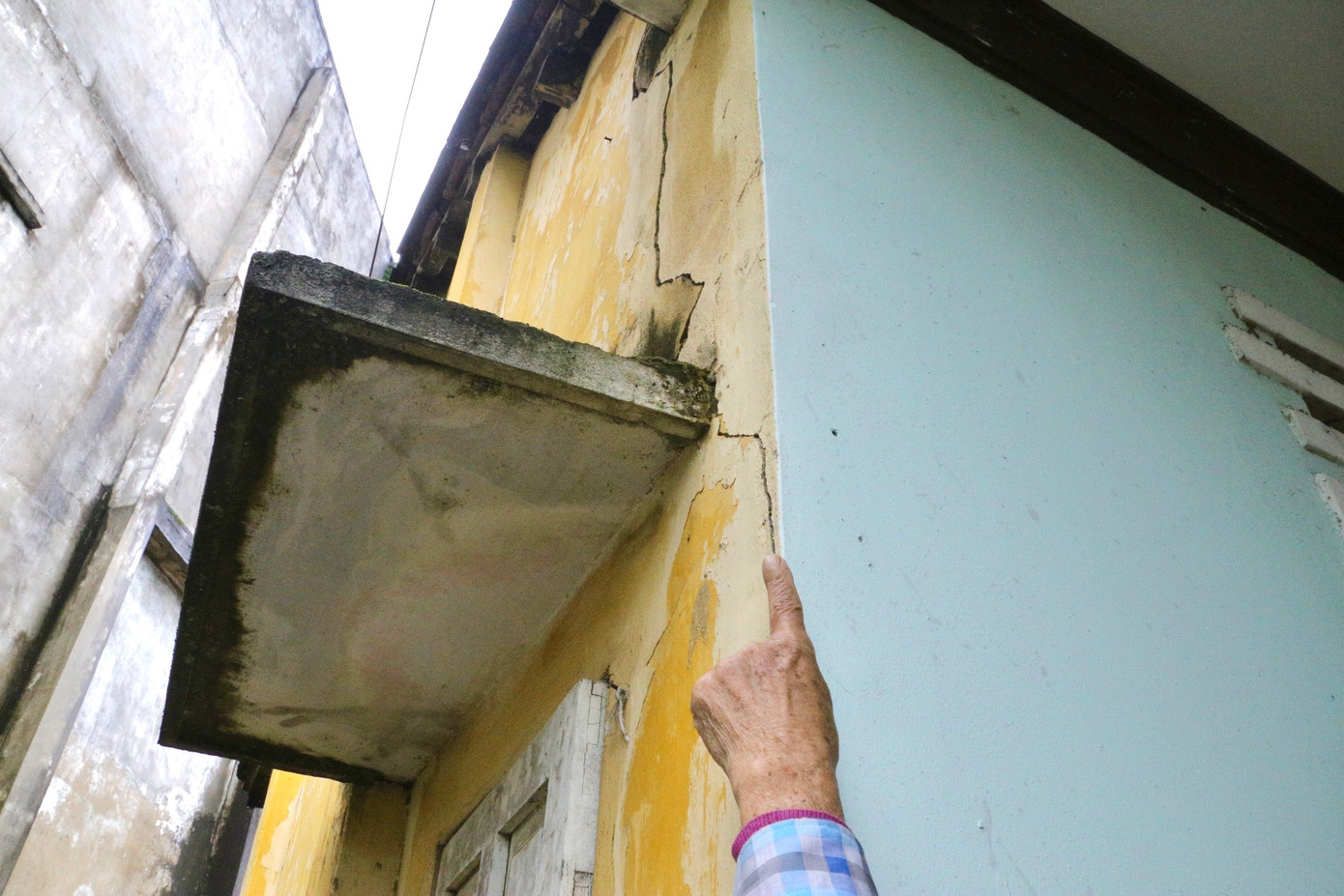 Tường nhà của nhiều hộ dân bị nứt nghiêm trọng.