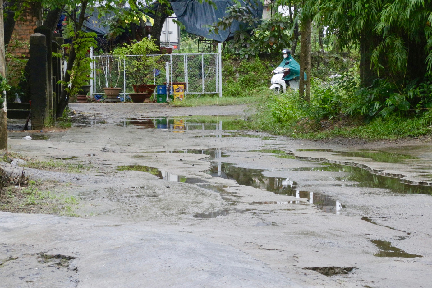 Ghi nhận của PV, con đường vào khu dân cư tổ 89 nhiều đoạn vẫn là đường đất, mưa lầy lội, ngập nước. Người dân sống thấp thỏm, lo sợ trong những ngôi nhà cũ nát, hư hỏng nhiều năm qua.