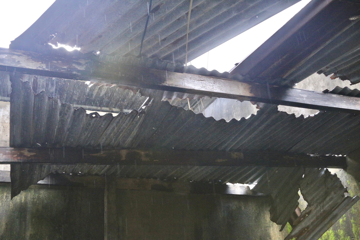 Những ngôi nhà xập xệ, xuống cấp được người dân che chắn tạm bợ sống qua mùa mưa.