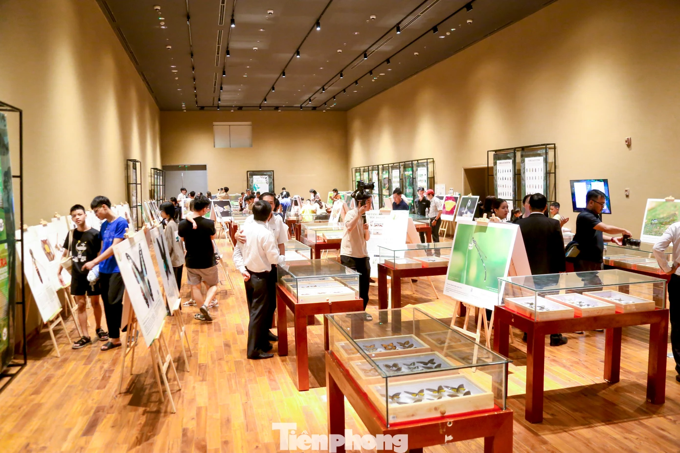 Không gian triển lãm được thiết kế khoa học, sinh động, giúp người xem vừa chiêm ngưỡng vừa tương tác để hiểu sâu hơn về tầm quan trọng của việc bảo tồn đa dạng sinh học.