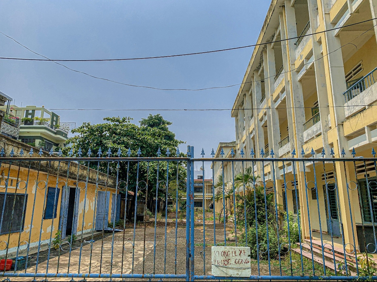 Tại trung tâm có hai khối nhà cao 3 tầng và 2 tầng, các phòng bên trong đều bỏ trống, phía ngoài cổng được khóa trái không có bảo vệ trông coi. Tại trung tâm có hai khối nhà cao 3 tầng và 2 tầng, các phòng bên trong đều bỏ trống, phía ngoài cổng được khóa trái không có bảo vệ trông coi.