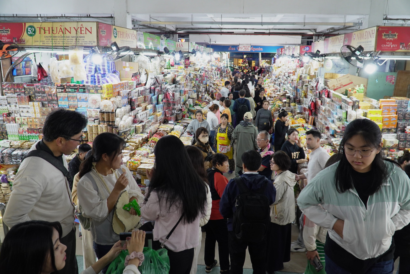 Mặc trời tối, các lối đi trong chợ vẫn đông nghịt người. Ông Nguyễn Trung Thành, Trưởng Ban quản lý chợ Hàn cho hay mỗi ngày chợ đón khoảng 4.000 - 5.000 khách, chủ yếu là khách quốc tế. Ảnh: Thanh Hiền.