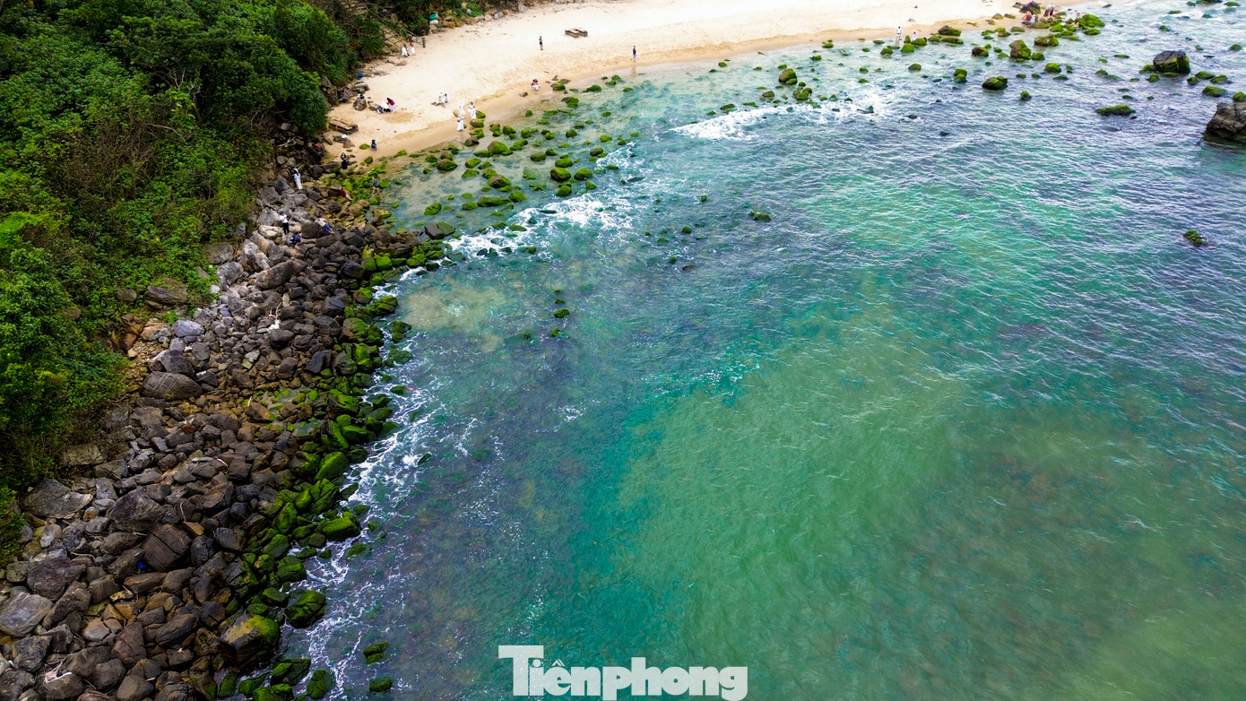 Nằm cách trung tâm thành phố khoảng 17km, bãi rêu Nam Ô (phường Hòa Hiệp Nam, quận Liên Chiểu) nổi bật với những tảng đá lớn phủ đầy rêu xanh mướt, tạo nên một bức tranh thiên nhiên tuyệt đẹp.