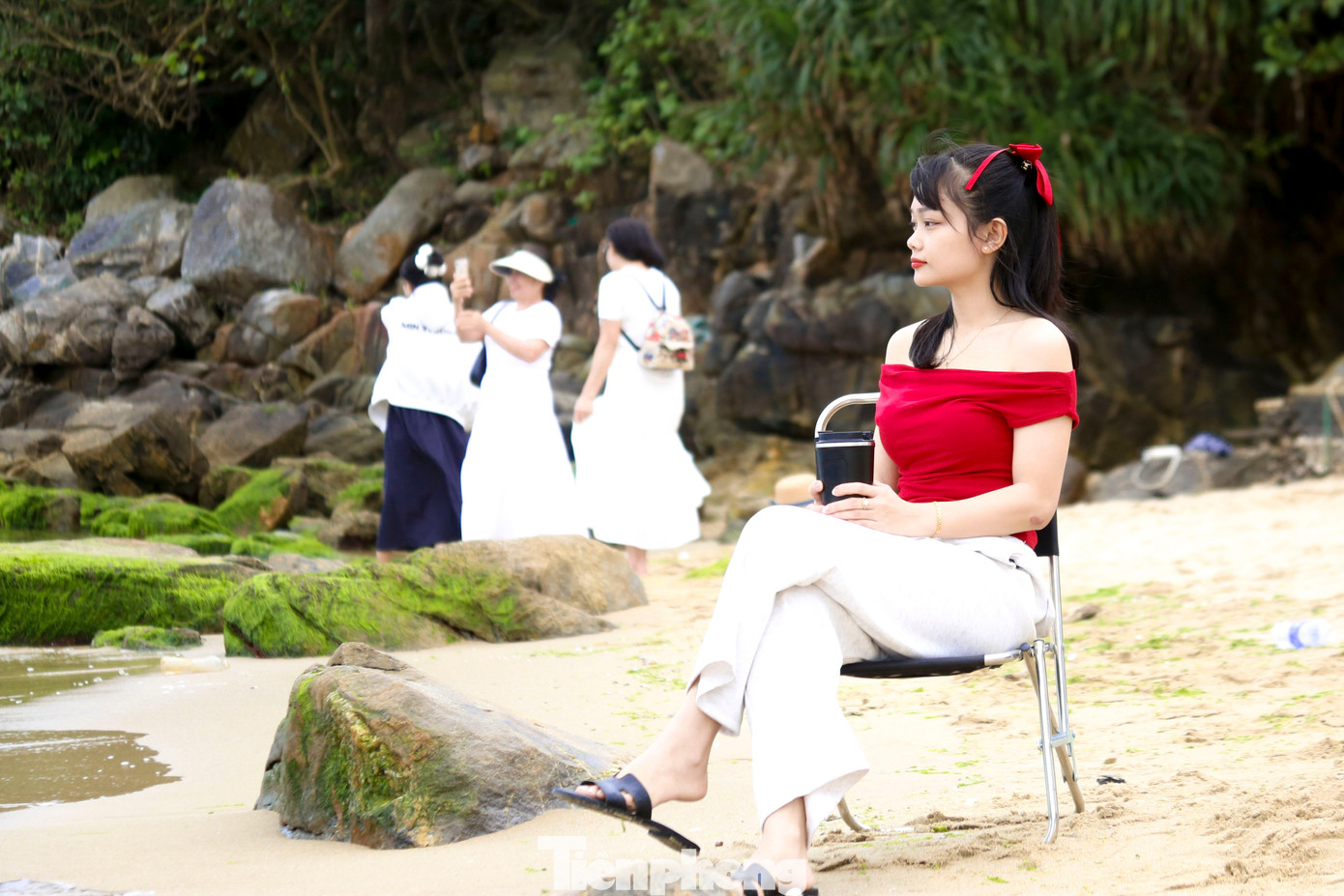 Bạn Mai Ly - sinh viên ĐH Sư phạm Đà Nẵng - cho biết, bãi rêu Nam Ô đặc biệt hấp dẫn với du khách và các bạn trẻ yêu thích khám phá vẻ đẹp hoang sơ hay chụp ảnh sống ảo. "Cứ đến mùa rêu em cùng bạn lại về đây chụp hình. Cảnh vật ở đây rất yên tĩnh, tạo cho mình cảm giác thư giản, bình yên khi đến đây", Mai Ly chia sẻ.