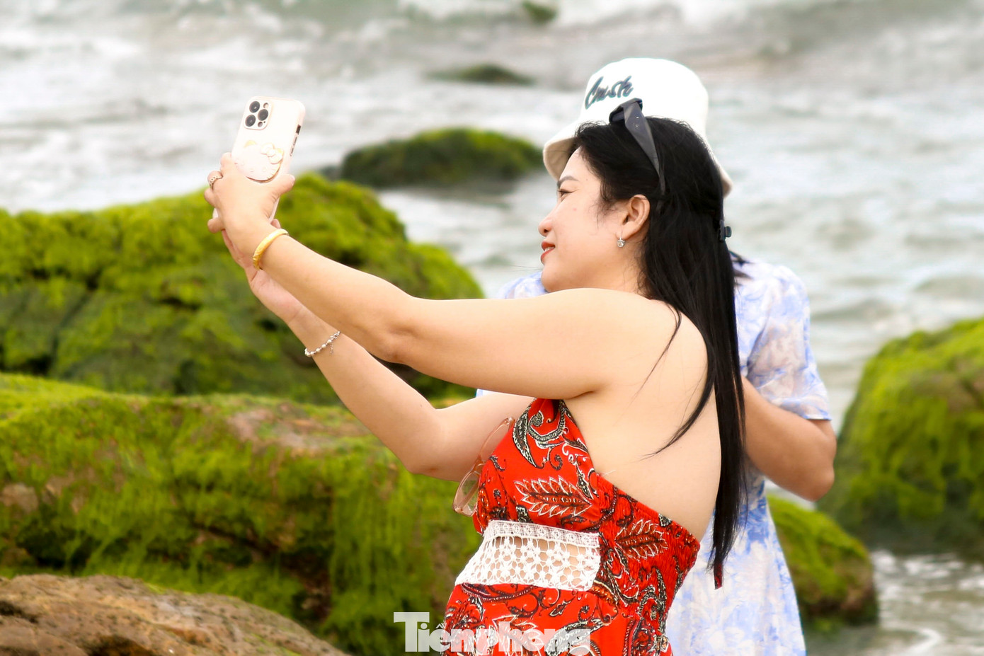 Đông đảo người dân đổ về bãi rêu Nam Ô để tham quan, chụp hình.