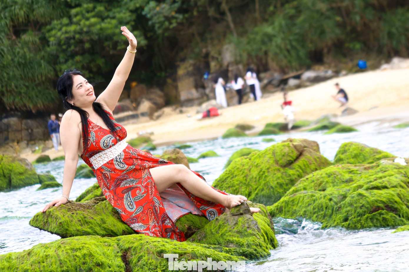 Vào tháng 2, bãi rêu Nam Ô như được khoác lên mình chiếc áo mới đầy huyền bí, thu hút du khách gần xa đến tham quan, chụp hình.