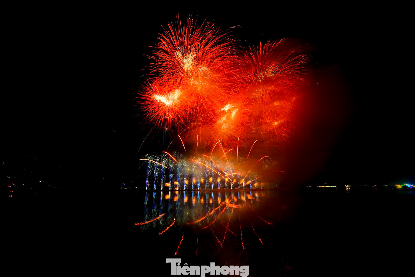 Những tràng pháo đầu tiên bung lên như sóng dồn dập rồi dịu xuống cùng Stormskärs Maja, bản ballad gợi nhớ về biển Baltic mờ sương và những con thuyền gỗ lặng lẽ. Đặc biệt, “tuyệt kỹ” pháo nước từng giúp đội Phần Lan giành chiến thắng tại DIFF 2024 tiếp tục được khai thác đầy sáng tạo, kết hợp với những loạt pháo tầm cao đồng loạt tỏa sáng như cực quang rực rỡ, khiến cả bầu trời như hóa thân thành miền Bắc Âu lạnh giá.