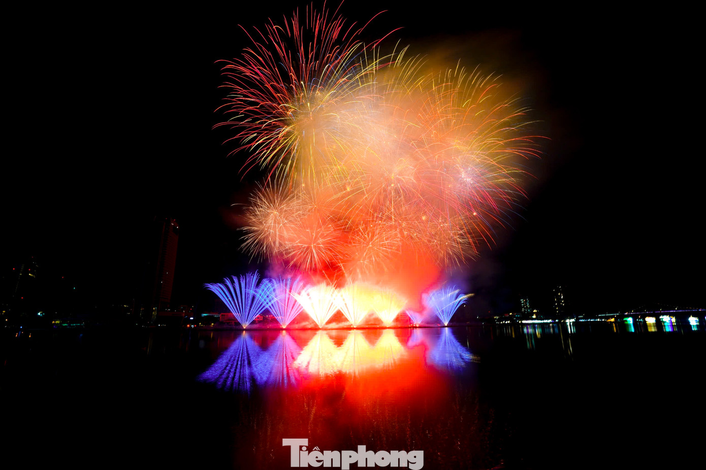 Trái ngược với sự ấm áp và rực rỡ của đội Việt Nam, đội Phần Lan mang đến màn trình diễn “Nordic Lights” mang đậm tinh thần Bắc Âu, sâu lắng, mãnh liệt và đầy chất thơ. Mở đầu bằng những bản pop rock như Diamond Eyes, Liar, Heroes Are Calling, khán giả lập tức bị cuốn vào câu chuyện về một dân tộc kiên cường giữa trùng khơi và băng giá.