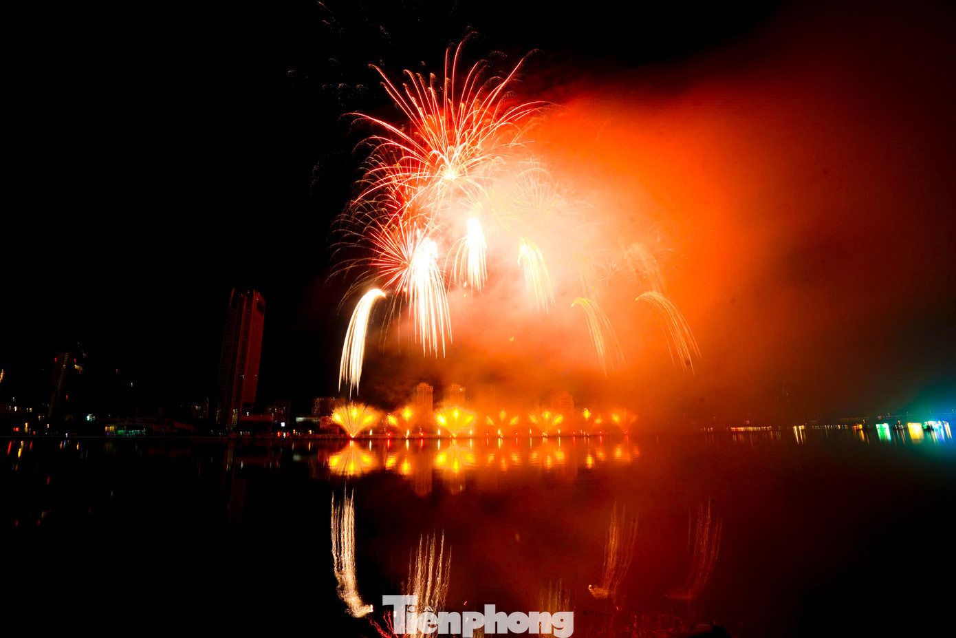 Một điểm nhấn thú vị khiến khán giả Việt bất ngờ là khi ca khúc Bóng phù hoa - Vũ trụ cò bay vang lên giữa màn trình diễn. Bản nhạc Việt giữa sắc màu Bắc Âu không chỉ tạo sự kết nối đầy cảm xúc mà còn thể hiện tinh thần hội nhập và tôn trọng văn hóa địa phương của đội thi JoHo Pyro.