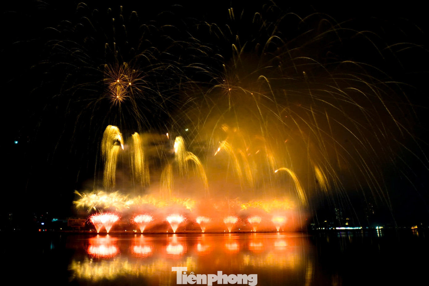 Bốn chương pháo hoa với chủ đề Hòa quyện - Tôn vinh - Hội nhập - Tiên phong và Vinh quang đã kể lại hành trình văn hóa Việt Nam từ truyền thống đến hiện đại, từ bản sắc dân tộc đến khát vọng vươn ra thế giới. Hiệu ứng pháo đa dạng, từ pháo mưa lấp lánh, pháo chuyển sắc mềm mại đến những đợt pháo thác đổ hay pháo nổ đồng loạt như sóng trào, đã dẫn dắt khán giả đi qua từng cung bậc cảm xúc, sâu lắng, tự hào rồi vỡ òa.