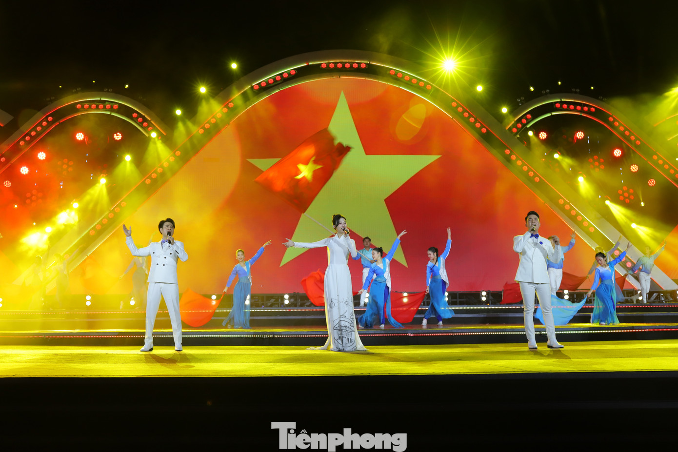 Mang chủ đề “Tinh hoa văn hóa”, đêm khai mạc DIFF 2025 đã chính thức mở màn cho chuỗi 6 đêm trình diễn pháo hoa kéo dài từ 21/5 - 12/7, đánh dấu mùa lễ hội dài nhất và quy mô hoành tráng bậc nhất trong suốt 15 năm lịch sử DIFF.