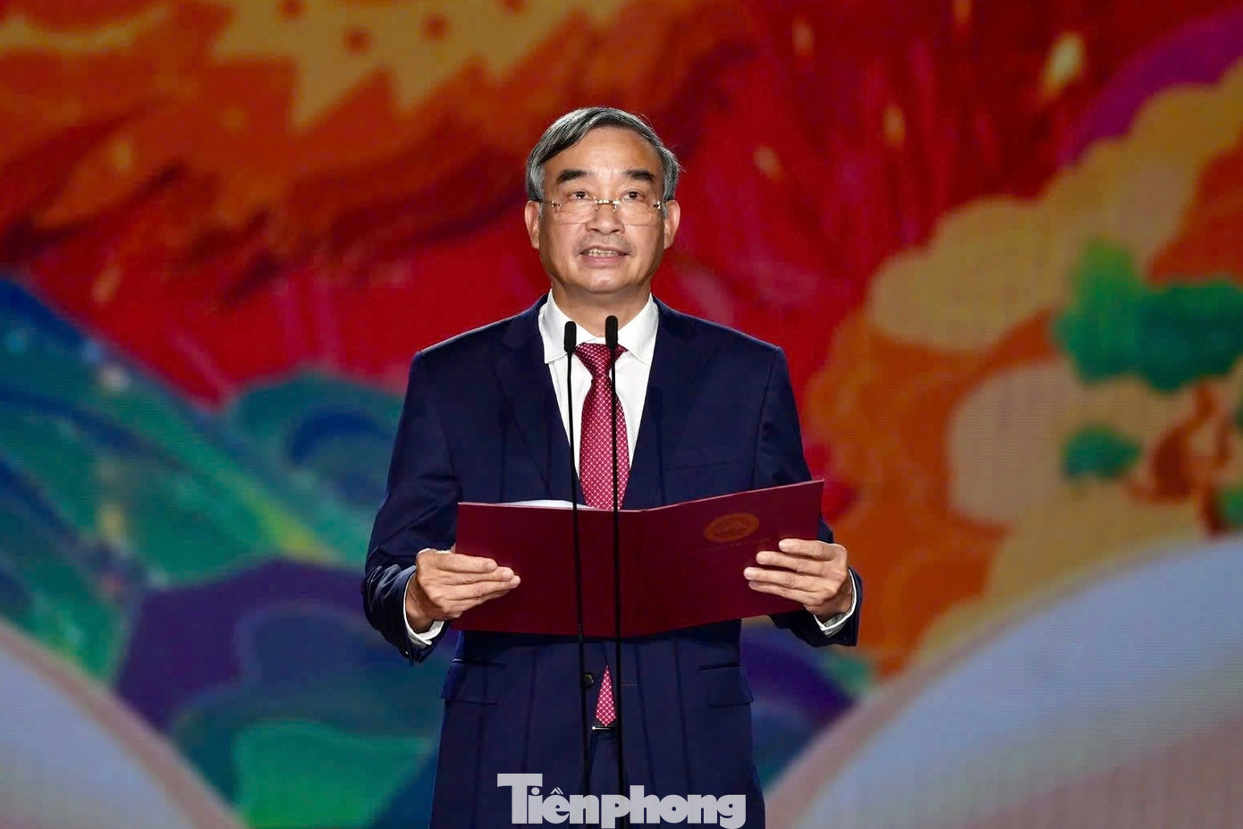 Phát biểu tại lễ khai mạc, ông Lê Trung Chinh - Chủ tịch UBND thành phố Đà Nẵng - cho biết: "Với chủ đề ‘Đà Nẵng - Kỷ nguyên mới’, lễ hội năm nay không chỉ là không gian trải nghiệm nghệ thuật đỉnh cao về ánh sáng, âm nhạc và công nghệ mà còn là bản hòa ca kỷ niệm 50 năm Ngày Giải phóng thành phố Đà Nẵng và 50 năm Ngày giải phóng miền Nam, thống nhất đất nước. Đây là dịp để khẳng định khát vọng vươn lên và vai trò tiên phong của Đà Nẵng trong việc trở thành trung tâm lễ hội và sự kiện hàng đầu châu Á".