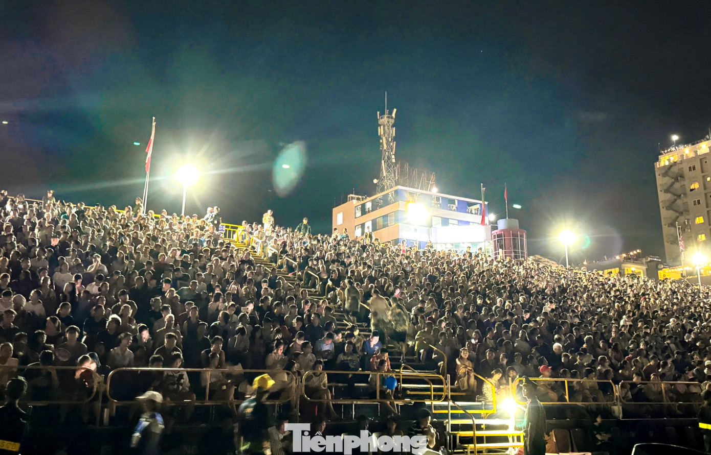 Hơn 10.000 khán giả đã lấp đầy hai bên bờ sông Hàn và khán đài trong đêm khai mạc.