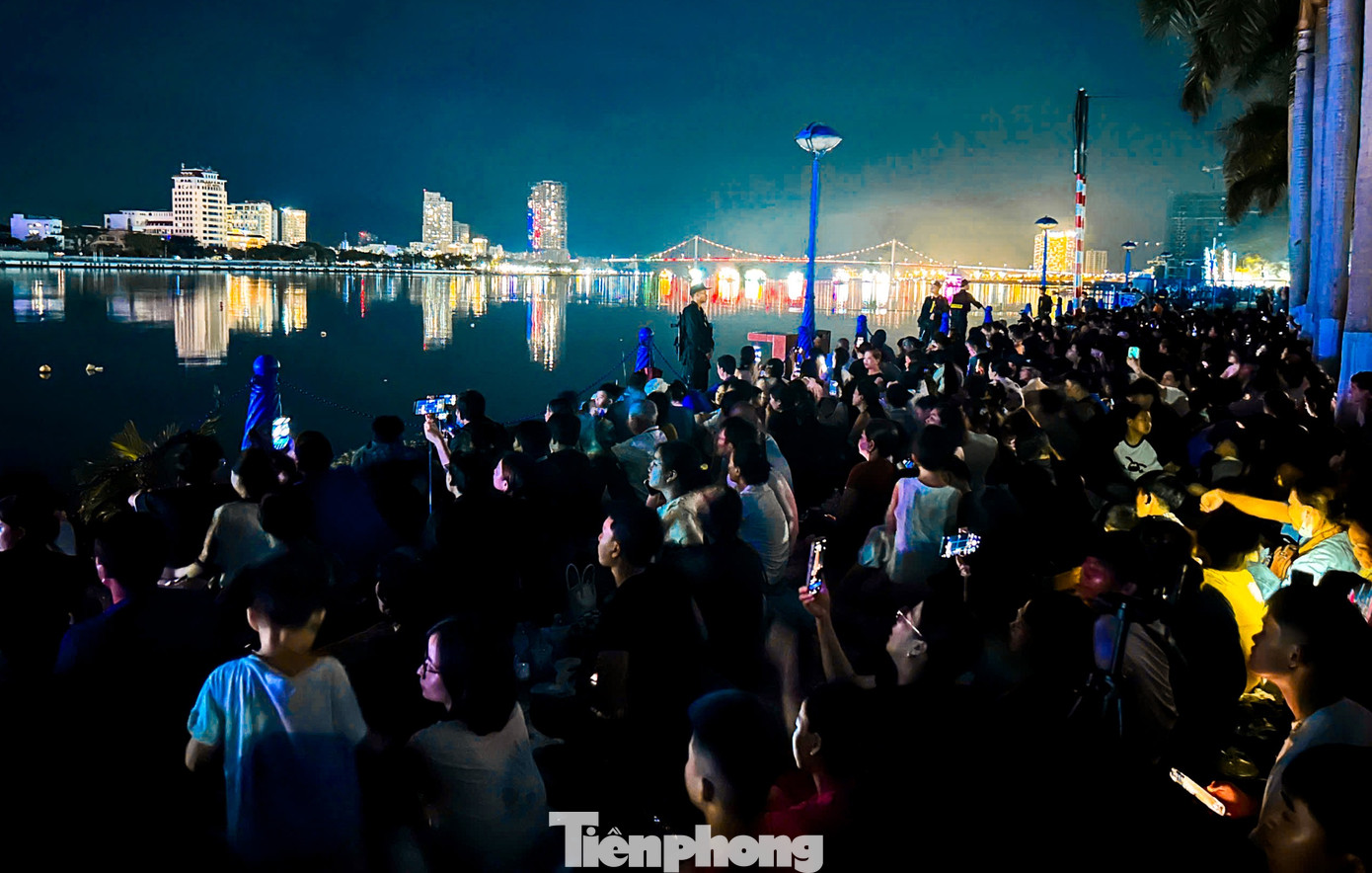 Hơn 10.000 khán giả đã lấp đầy hai bên bờ sông Hàn và khán đài trong đêm khai mạc.
