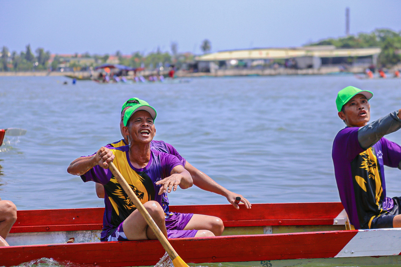 Các đội đua bứt tốc về đích và vui mừng trong chiến thắng.