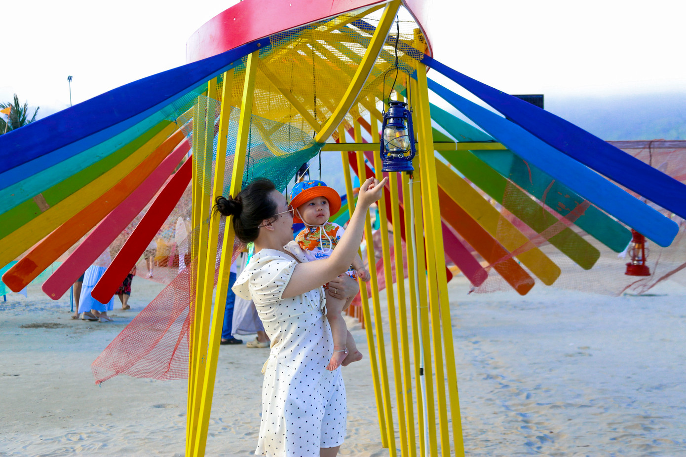 Nhiều bạn trẻ lưu giữ những khoảnh khắc đẹp trên biển.