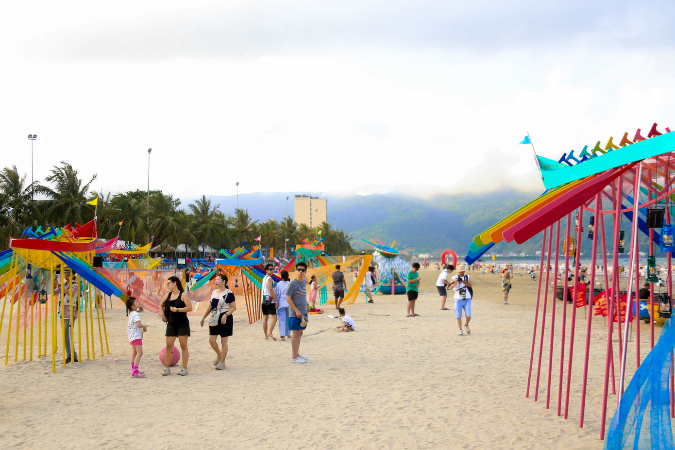 Trong khuôn khổ Lễ hội Tận hưởng Đà Nẵng 2025, không gian nghệ thuật sắp đặt "Câu chuyện làng chài" tại bãi biển Mân Thái (quận Sơn Trà) đang trở thành điểm đến hấp dẫn, thu hút đông đảo người dân và du khách.