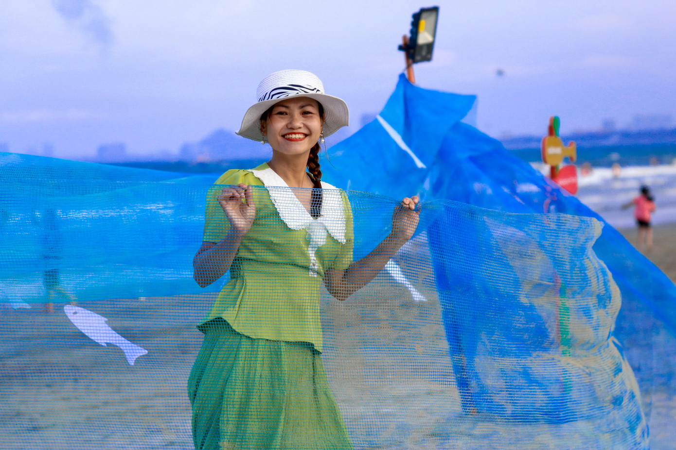 Chị Nguyễn Thị Thanh Hiếu (trú quận Ngũ Hành Sơn) chia sẻ: "Tôi rất ấn tượng với các tác phẩm được trưng bày tại biển Mân Thái. Không gian nghệ thuật này vừa đẹp, vừa gần gũi, gợi nhớ về những ký ức tuổi thơ gắn liền với biển và làng chài. Các chi tiết được sắp đặt rất tinh tế, mang đậm nét văn hóa Đà Nẵng. Tôi cảm thấy tự hào vì thành phố mình có nhiều hoạt động ý nghĩa như thế này."