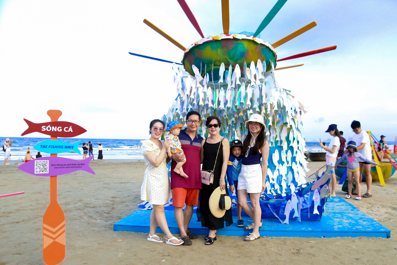 Người dân và du khách thích thú trải nghiệm, check-in cùng không gian nghệ thuật trên biển.