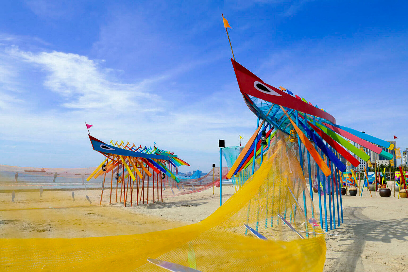 Lấy cảm hứng từ đời sống lao động, sinh hoạt và tín ngưỡng của ngư dân vùng biển, không gian nghệ thuật được thiết kế với 4 chủ đề chính: Sóng cá, Vươn khơi, Hương vị mặn mòi và Vườn bích họa. Mỗi chủ đề mang đến một lát cắt sinh động, chân thực về văn hoá biển và những câu chuyện đời thường của người dân Đà Nẵng.