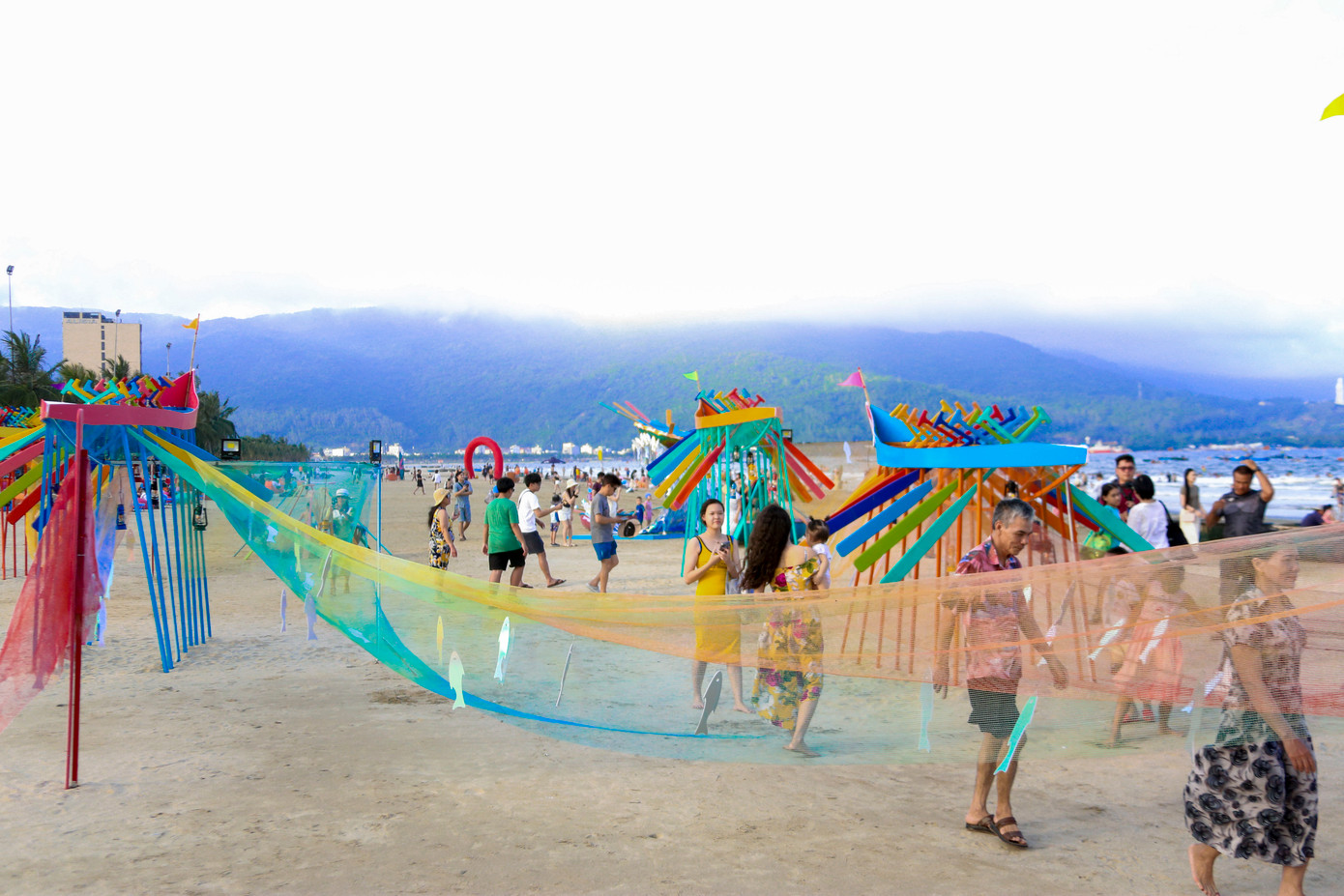 Không gian nghệ thuật khiến nhiều người như sống chậm lại, lắng nghe hơi thở bình dị của làng biển sau mỗi chuyến khơi xa.