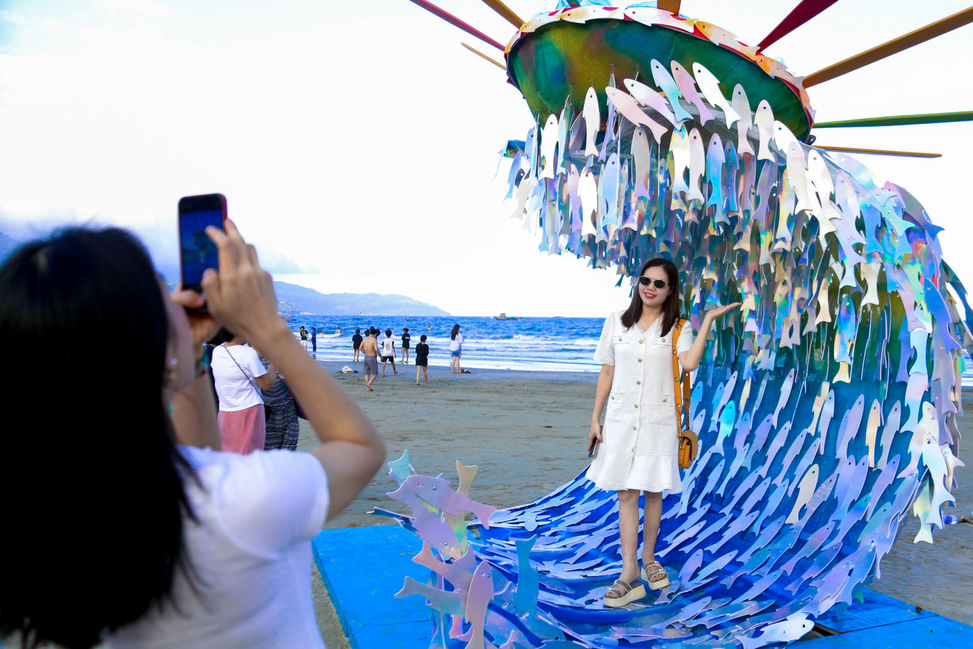 Người dân và du khách thích thú trải nghiệm, check-in cùng không gian nghệ thuật trên biển.