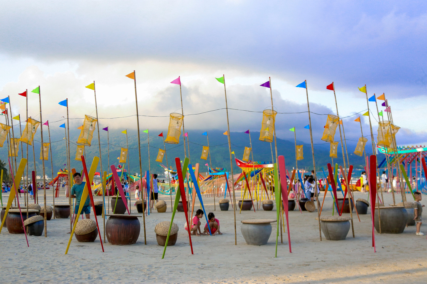 Với sự kết hợp hài hòa giữa nghệ thuật sắp đặt, văn hóa bản địa và tương tác cộng đồng, câu chuyện làng chài không chỉ là điểm nhấn của lễ hội mà còn là nơi lưu giữ, kể lại và lan tỏa vẻ đẹp tinh thần của cư dân vùng biển Đà Nẵng.