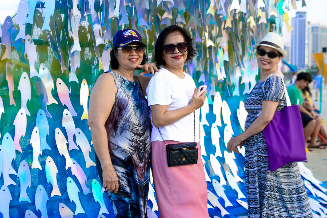 "Tôi nghĩ đây là một cách làm rất hay để kết nối giữa quá khứ và hiện tại, giúp thế hệ trẻ hiểu, yêu và trân trọng hơn những giá trị của quê hương mình. Mỗi tác phẩm không chỉ đẹp về mặt hình thức mà còn mang thông điệp sâu sắc về cuộc sống con người làng biển", bà Nguyễn Thị Ngàn, du khách đến từ Huế chia sẻ.