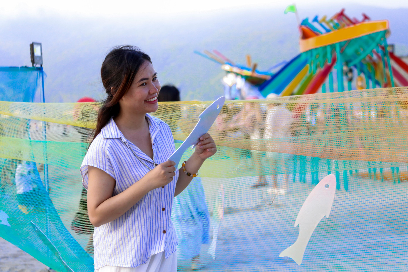 Nhiều bạn trẻ lưu giữ những khoảnh khắc đẹp trên biển.