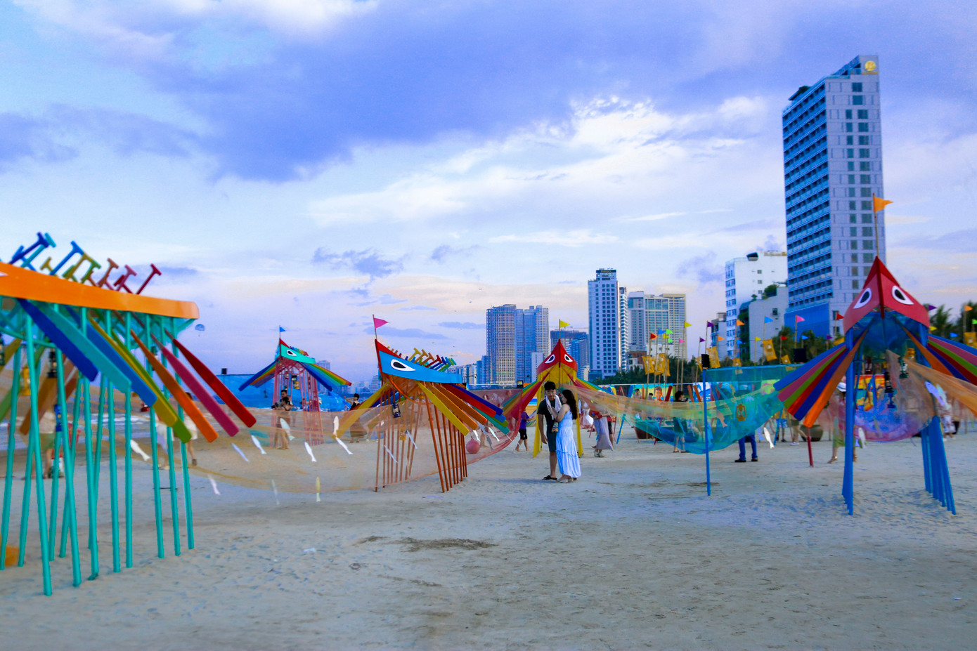 Với sự kết hợp hài hòa giữa nghệ thuật sắp đặt, văn hóa bản địa và tương tác cộng đồng, câu chuyện làng chài không chỉ là điểm nhấn của lễ hội mà còn là nơi lưu giữ, kể lại và lan tỏa vẻ đẹp tinh thần của cư dân vùng biển Đà Nẵng.